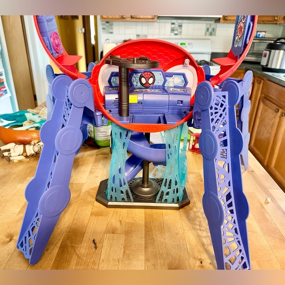 Marvel Spidey and His Amazing Friends Marvel Web-Quarters Playset with Lights - Picture 6 of 6